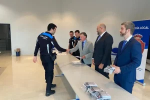 El concejal de Seguridad Ciudadana, José Ramón Prado, felicita y entrega su diploma a uno de los agentes. A. O.