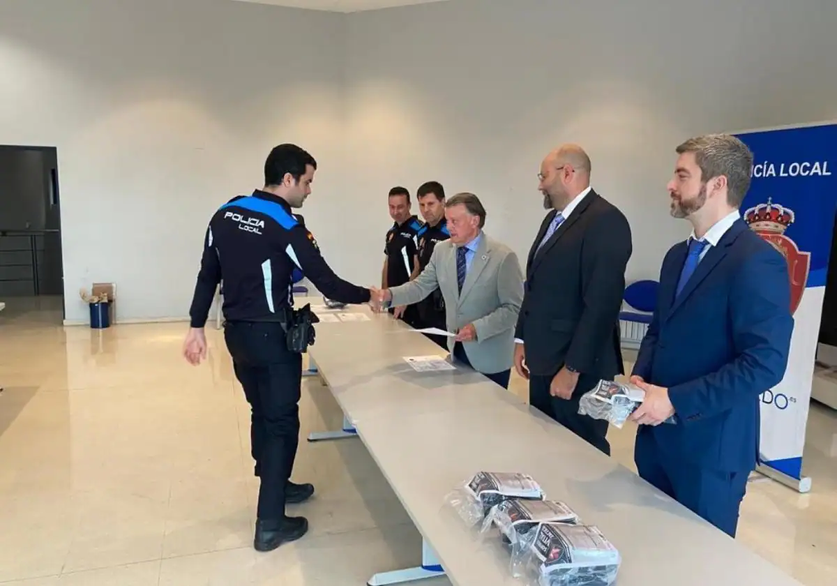 El concejal de Seguridad Ciudadana, José Ramón Prado, felicita y entrega su diploma a uno de los agentes. A. O.